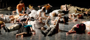 Szenenbild aus "Jagden und Formen", einem musikalisch-choreografischen Projekt von Ensemble Modern und Sasha Waltz & Guests